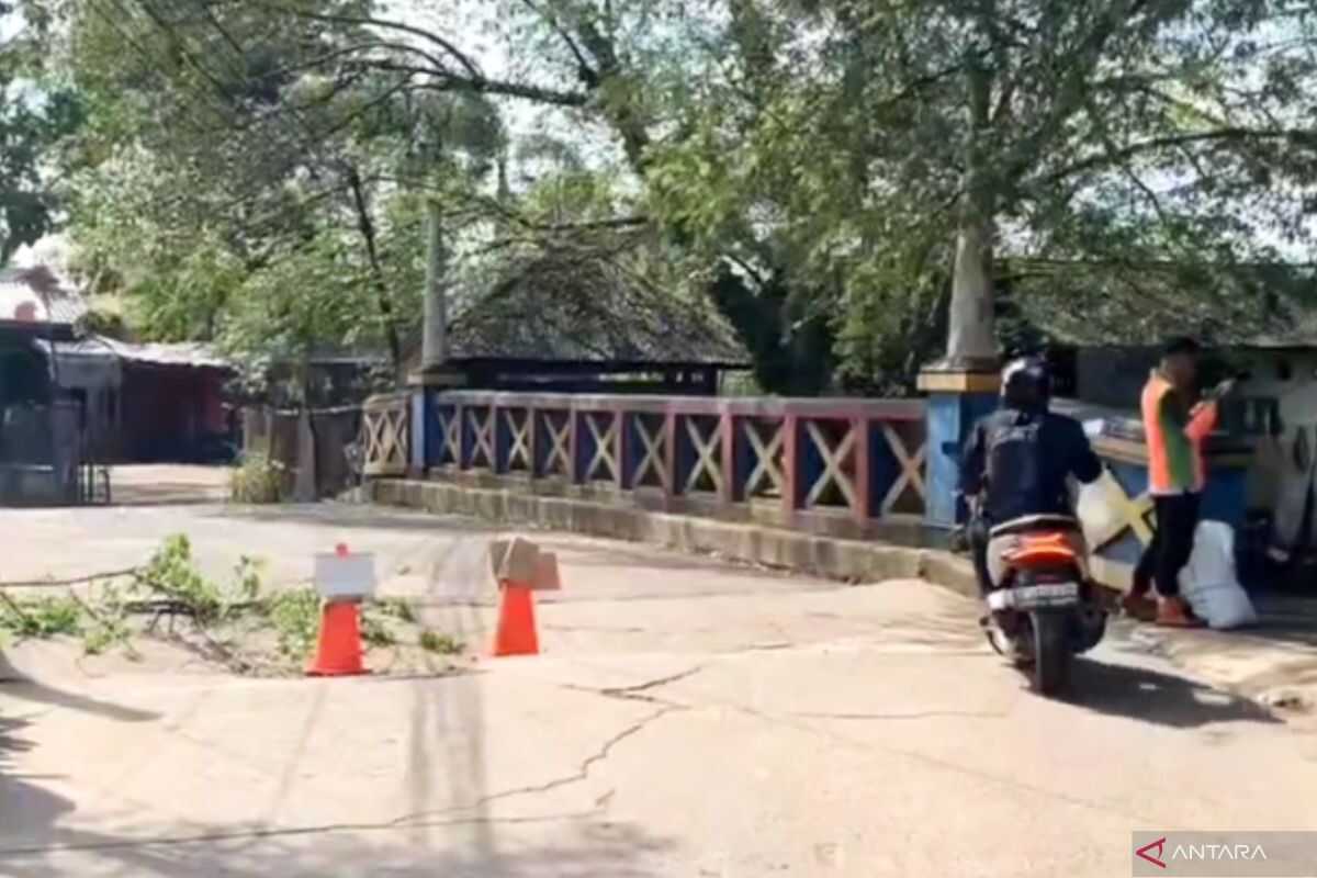 Residents complain about cracked road in Kramat Cipayung