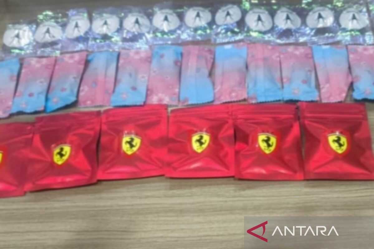 Police foil distribution of dozens of etomidate narcotics in Central Jakarta