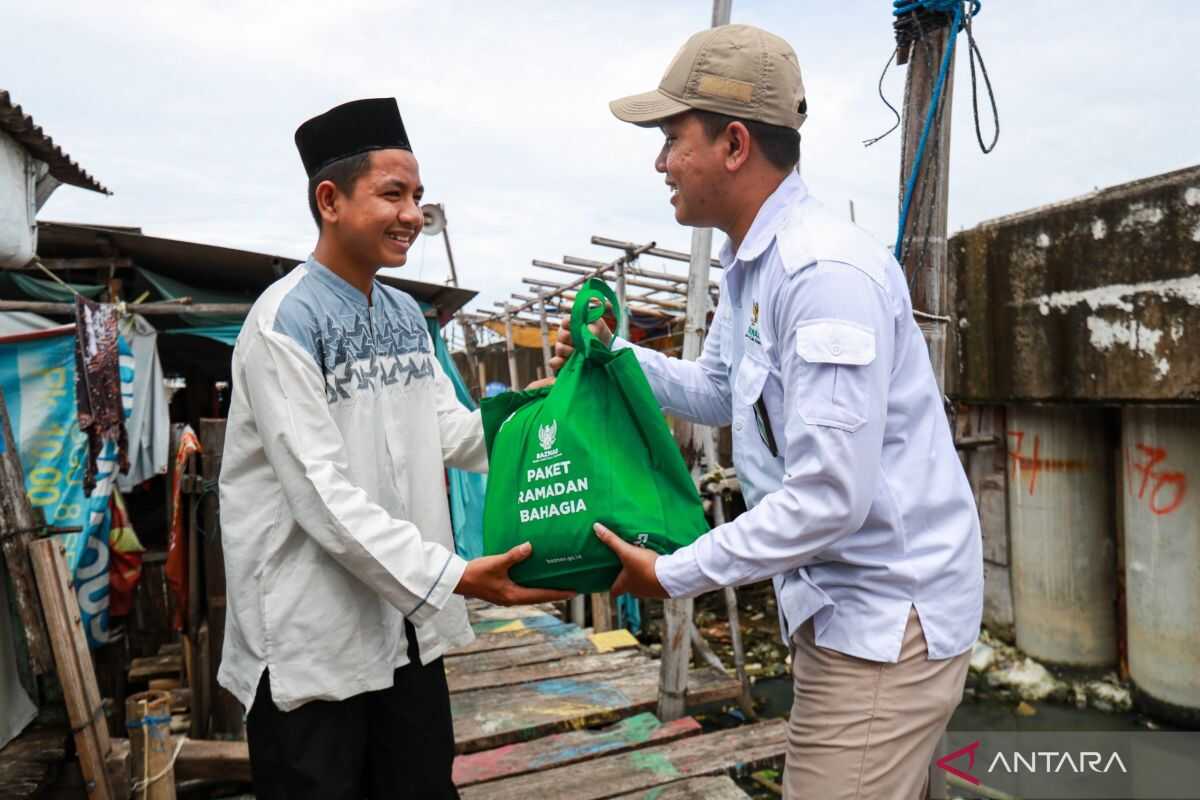 Baznas distributes Ramadan packages to students at the Apung Kamal Muara Tahfiz school