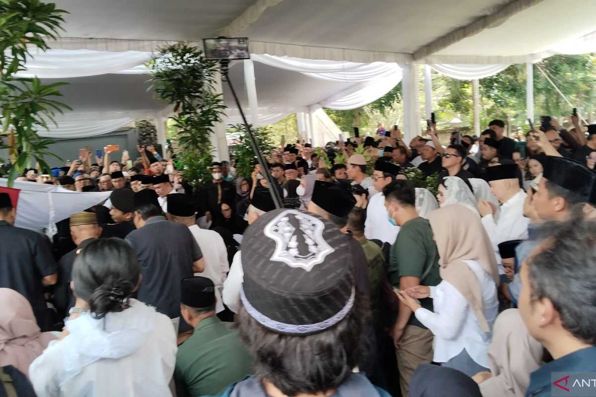 Alex Noerdin's Body Buried at Kebun Bunga Cemetery