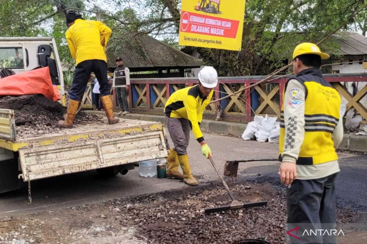 East Jakarta Public Works Department Repairs Collapsed Road in Kramat Setu Village