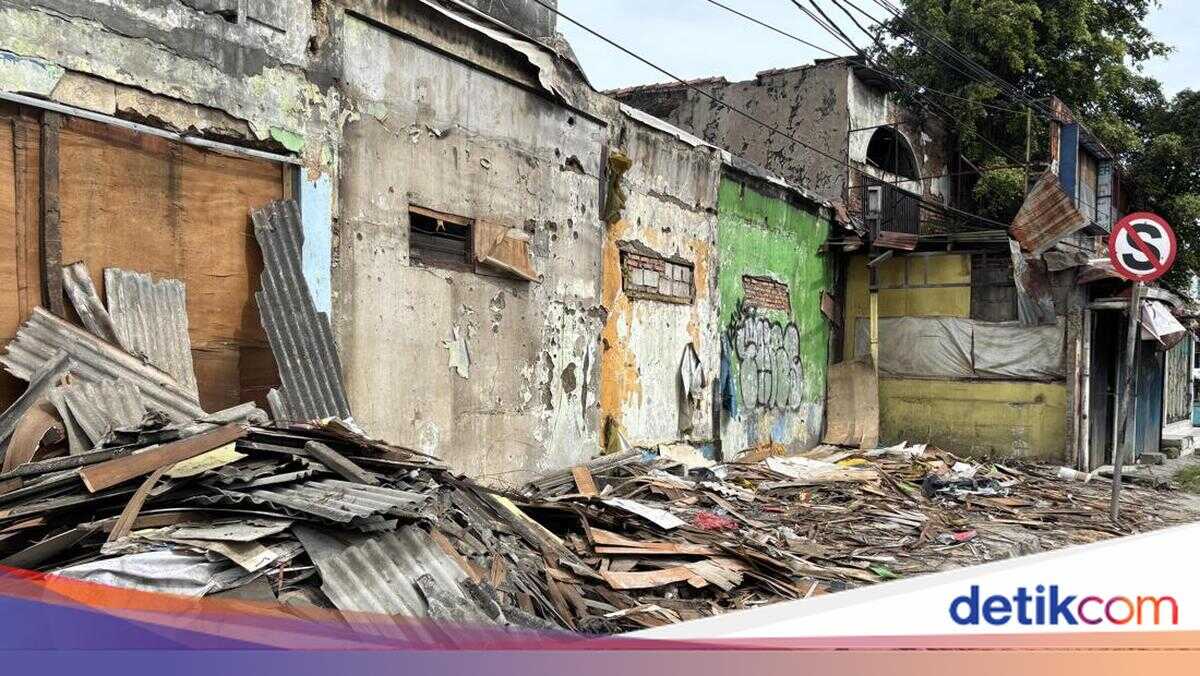 Bekasi City Government Begins Demolishing Buildings for Bulak Kapal Flyover Project