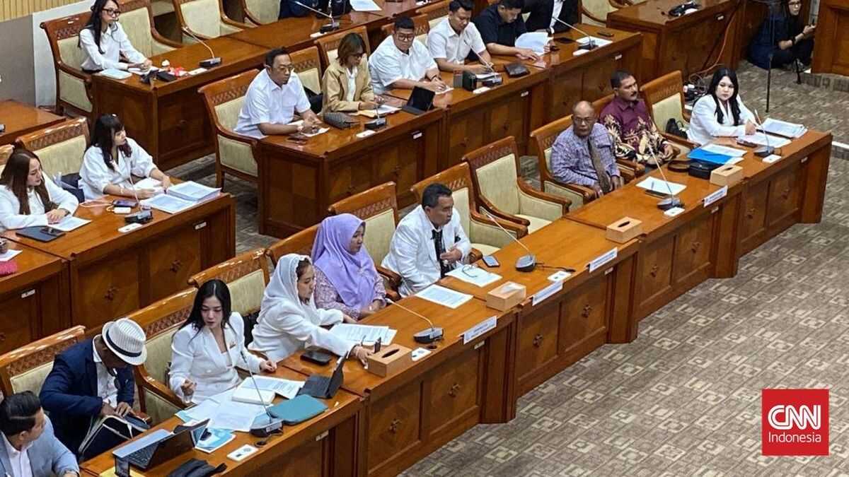 Parents of Sea Dragon Crew Member Fandi, Accompanied by Hotman Paris, Meet with DPR