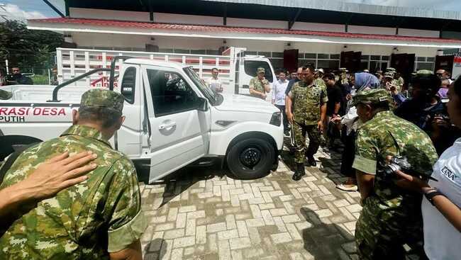 Indian Pick-up Trucks Arrive in Surabaya