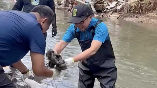 Indonesia Faces Waste Emergency! Deputy Minister of Environment Jumps into River to Collect Waste