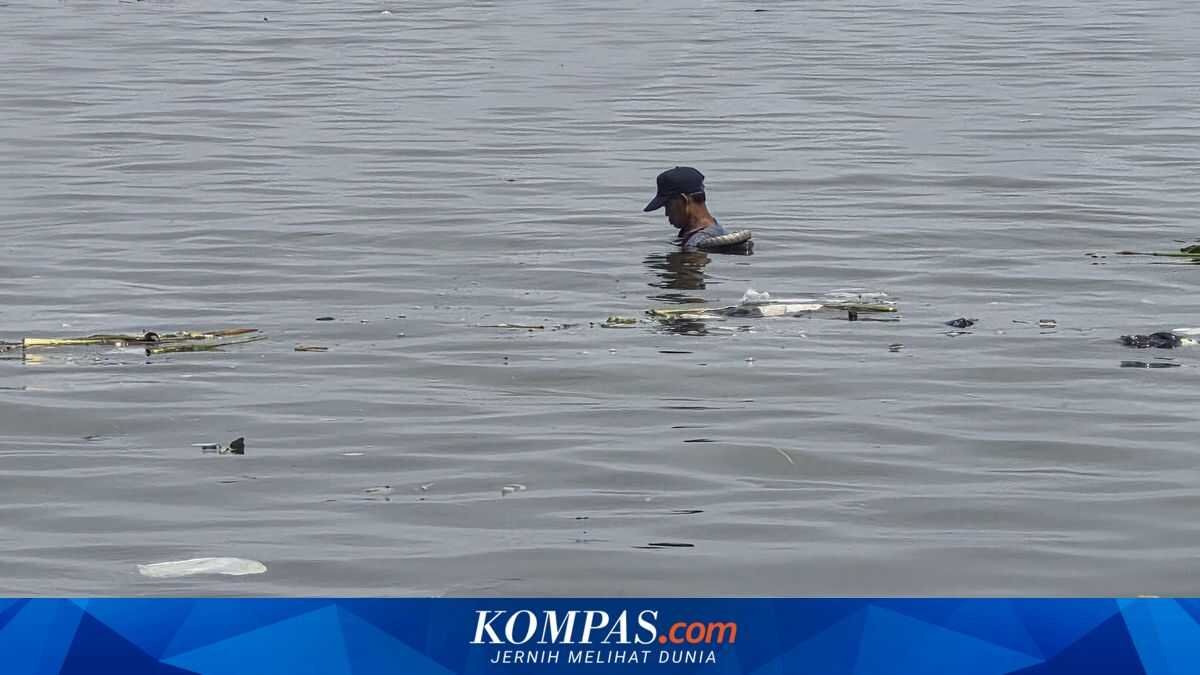 The Irony of Marunda Coast: Sea Polluted by Waste, Locals Flock to Bathe for Therapy