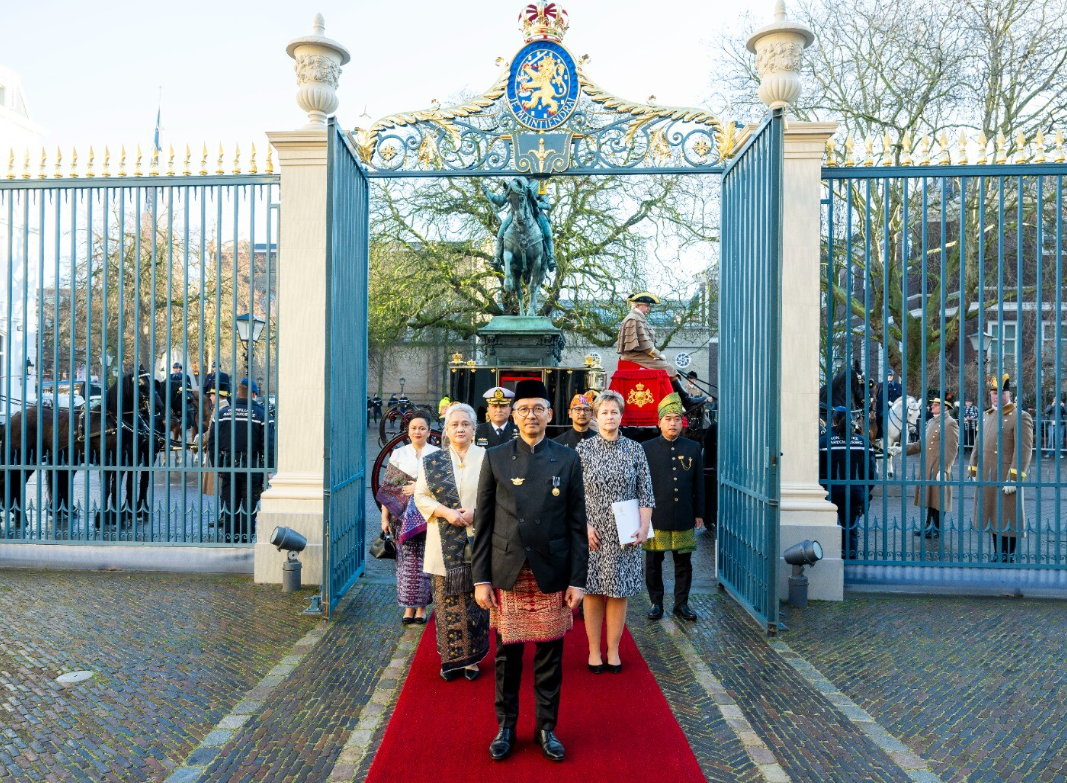 Indonesian Ambassador L. Amrih Jinangkung Presents Credentials to the King of the Netherlands in The Hague