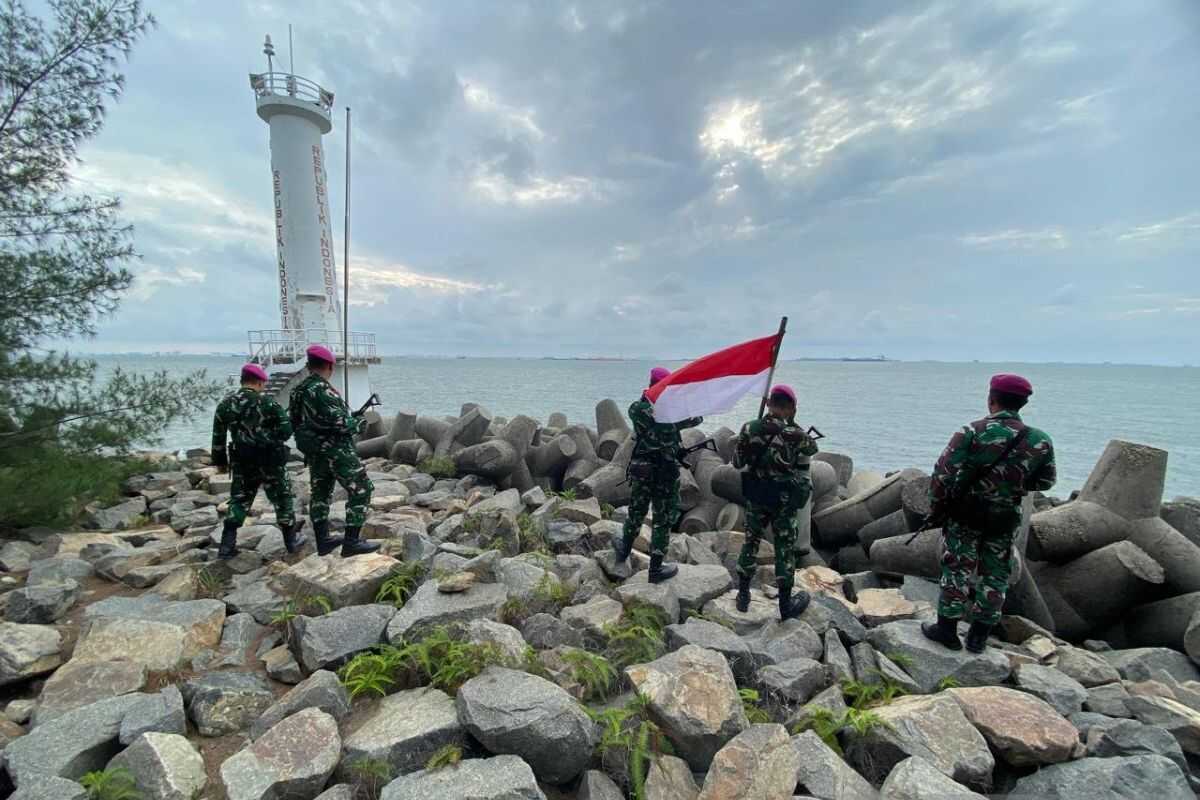 Indonesian Marines patrol Nipa Island border near Singapore