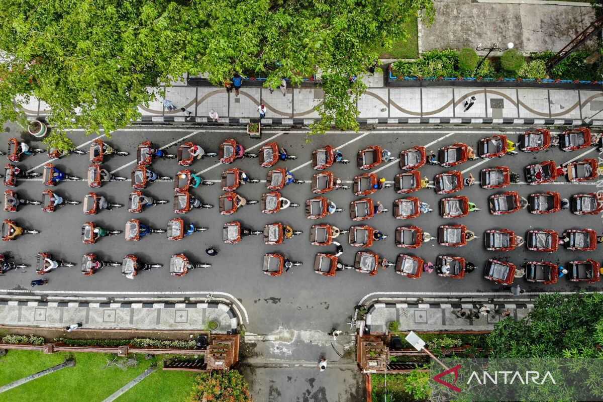 Presidential Aid: Electric Rickshaws Distributed to Elderly Rickshaw Drivers in Nganjuk
