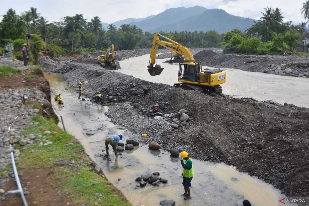 Revitalising Sumatra: Installation of gabion stones on the Batang Air Dingin River