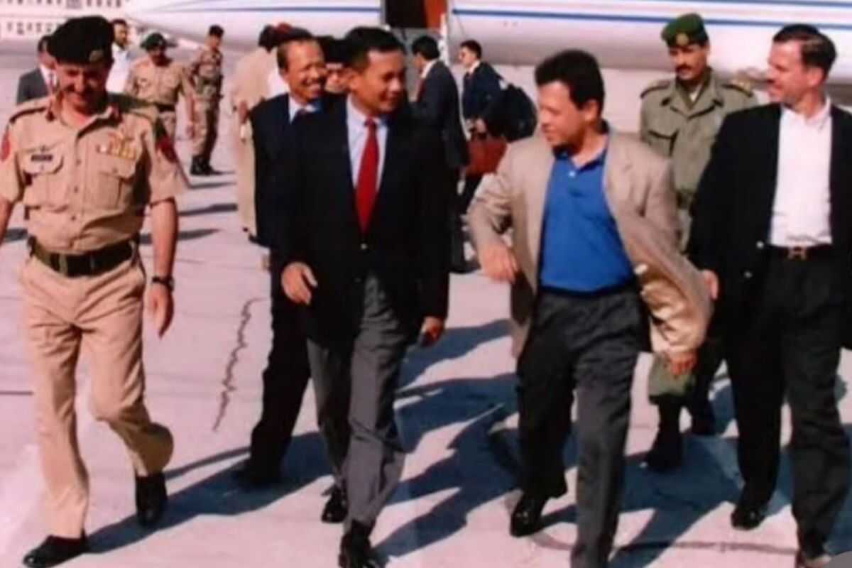 Cabinet Secretary Teddy shares a moment between Prabowo and King Abdullah II in their youth