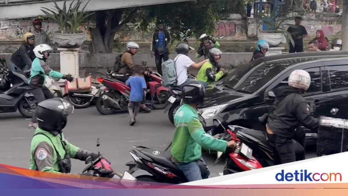 Two Injured as Reckless Driver Crashes into Vehicles in Central Jakarta