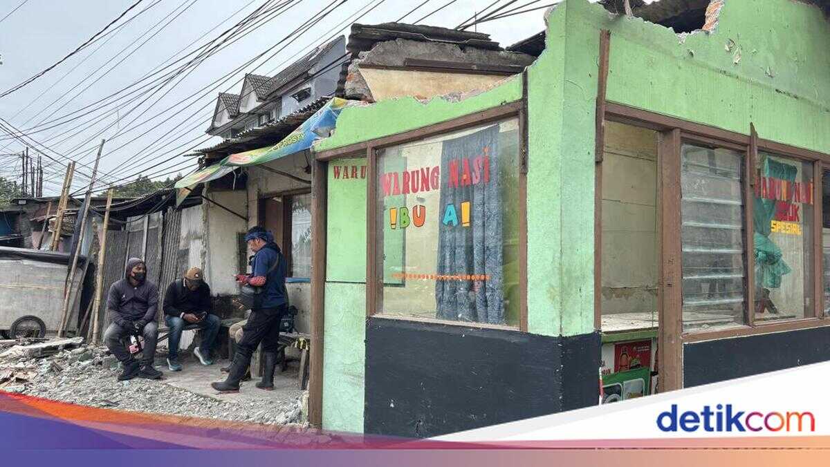 Warteg Owner Demolishes Building Independently for Bulak Kapal Flyover Project