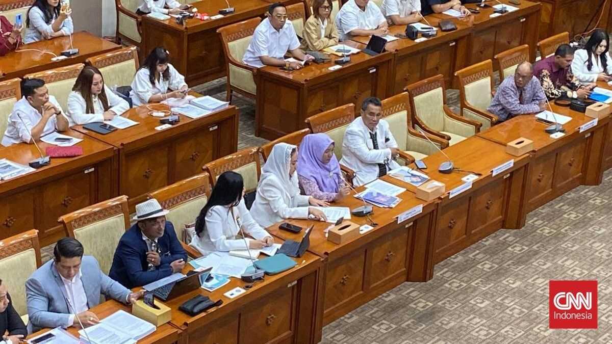 Mother Reveals in DPR Hearing That Fandi, Sea Dragon Crew Member, Suspected Boxes Contained Bombs