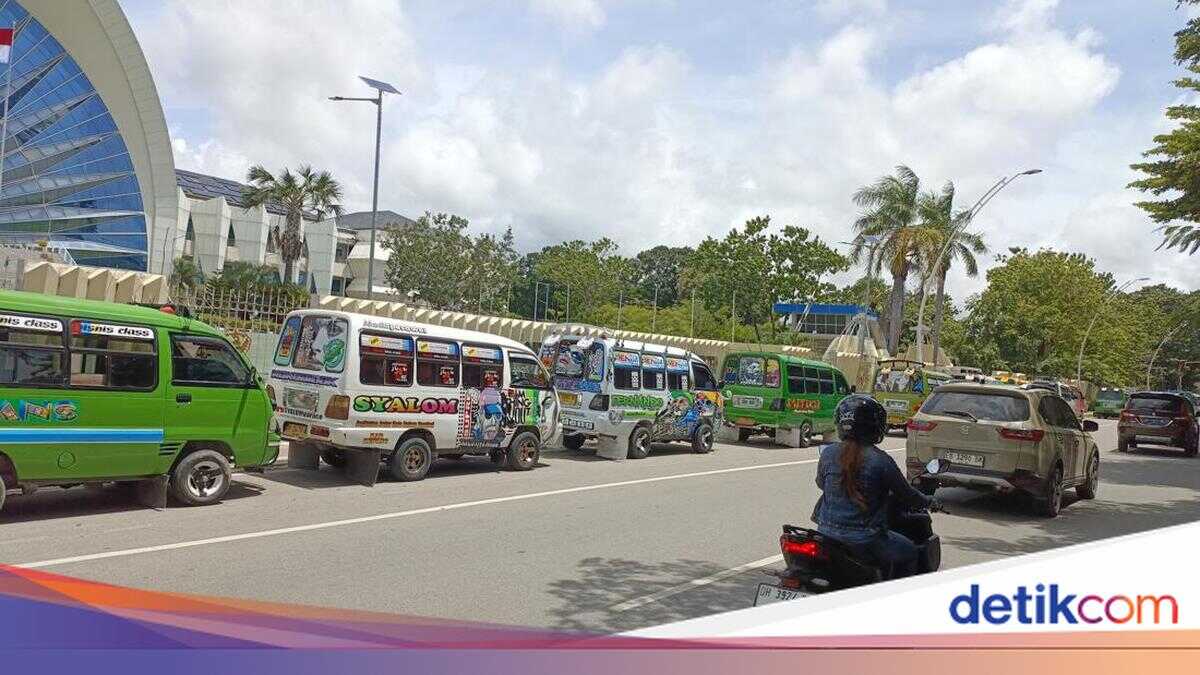 Angkot Drivers Protest Pickup Trucks Carrying Too Many Passengers, Stage Demonstration at NTT Governor's Office