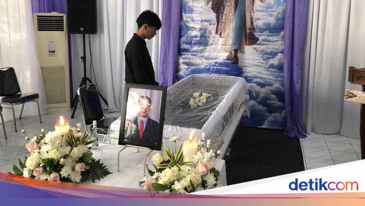 The Late John Tobing: A 'Fighter' in the Eyes of His Son: Never Giving Up