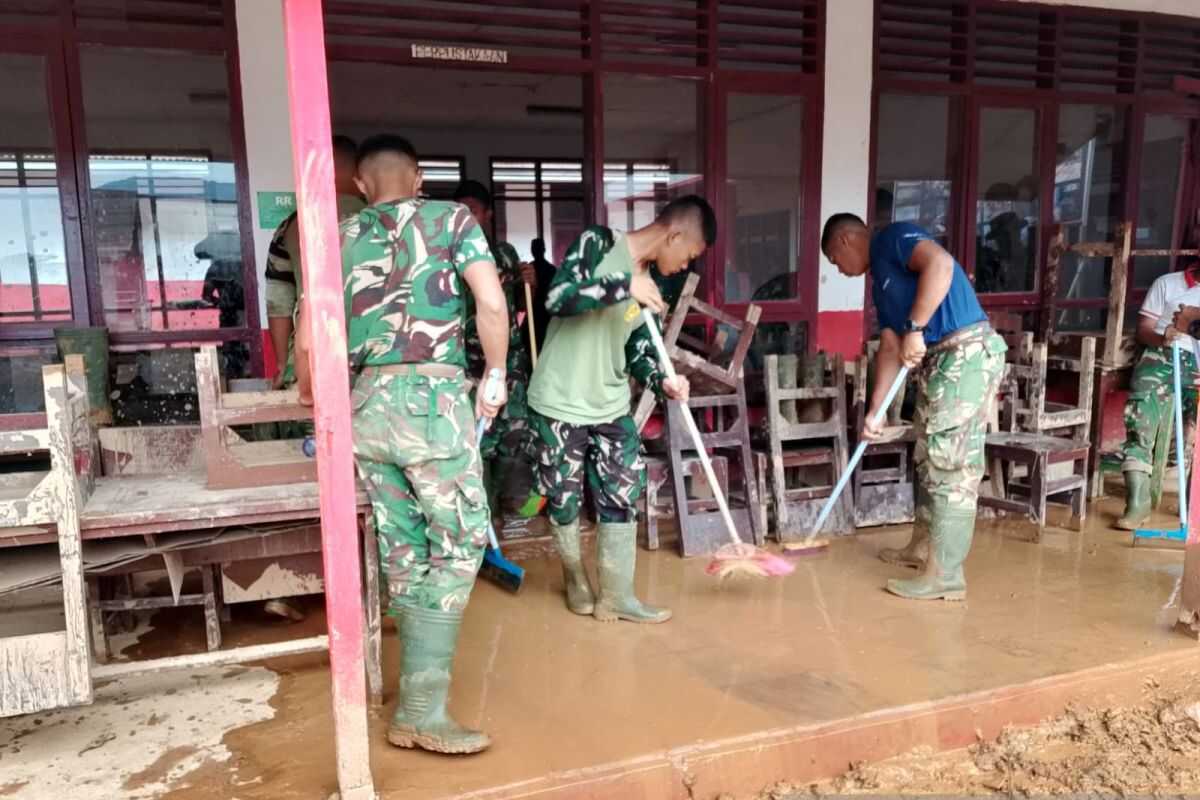 Indonesian Army Cleans Two Schools from Mud After Disaster in North Sumatra