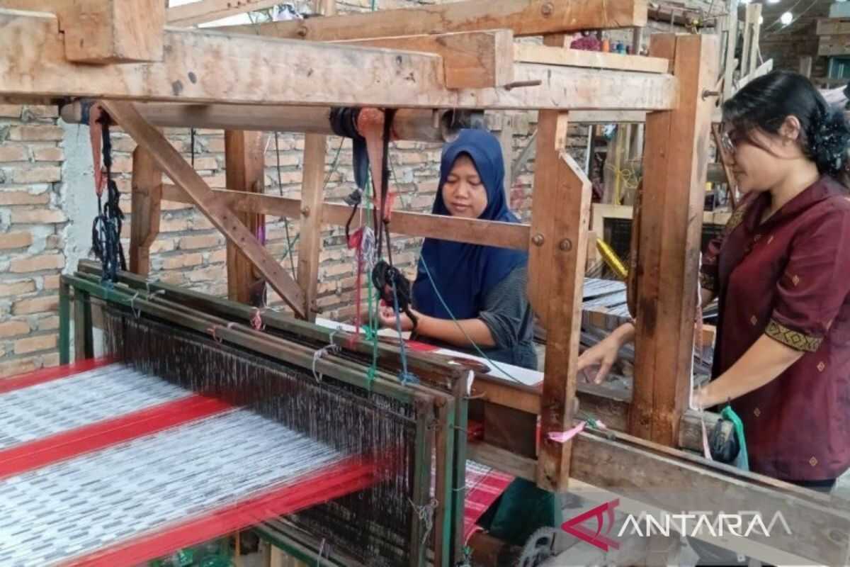 Lasmaria leverages social media to expand marketing of 'Ulos' woven textiles