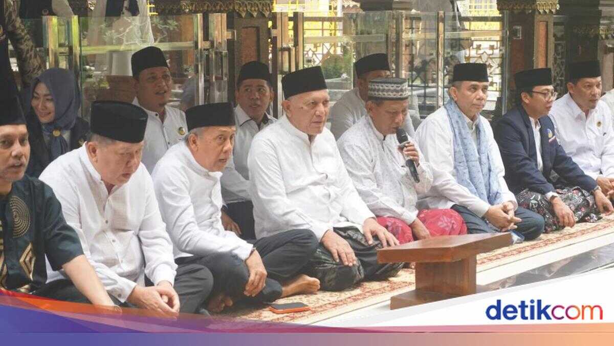 NasDem Visits Graves of NU Founder and Former President During Ramadan Safari in Jombang