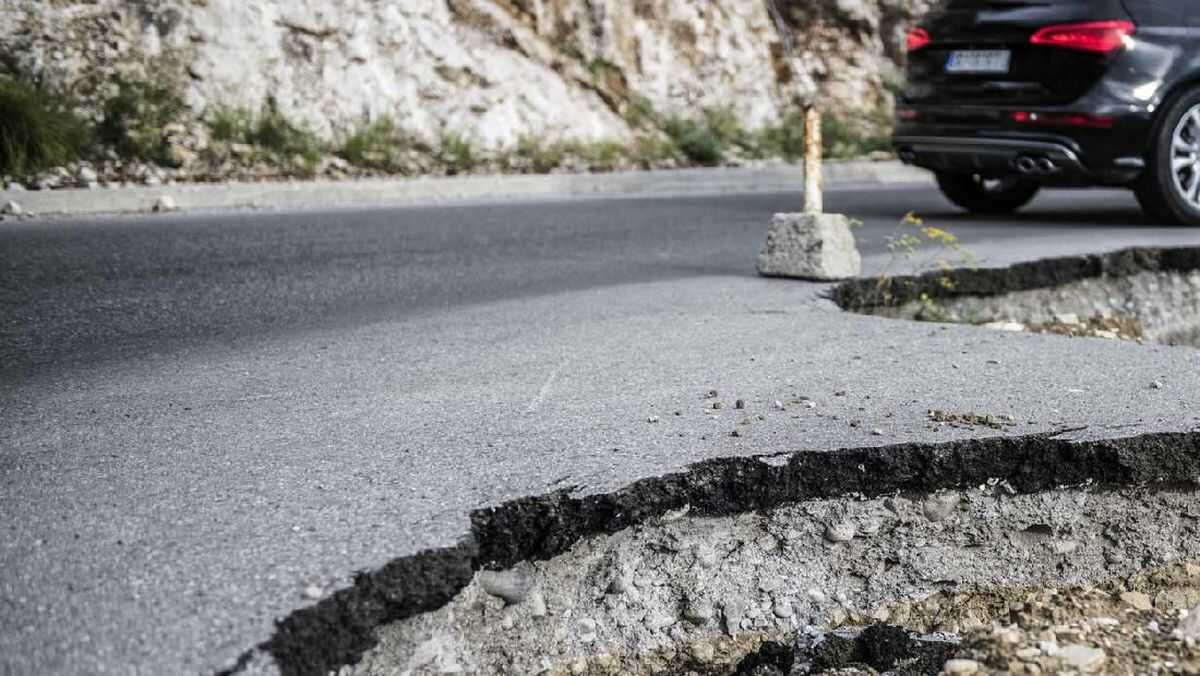 Motorcycle Taxi Driver Sues Pandeglang and Banten Regional Government for Rp100 Billion Over Damaged Road