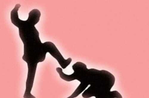 Viral Video Shows Man Kicking Girlfriend Until She Falls; Dispute Arose from Debt and Infidelity