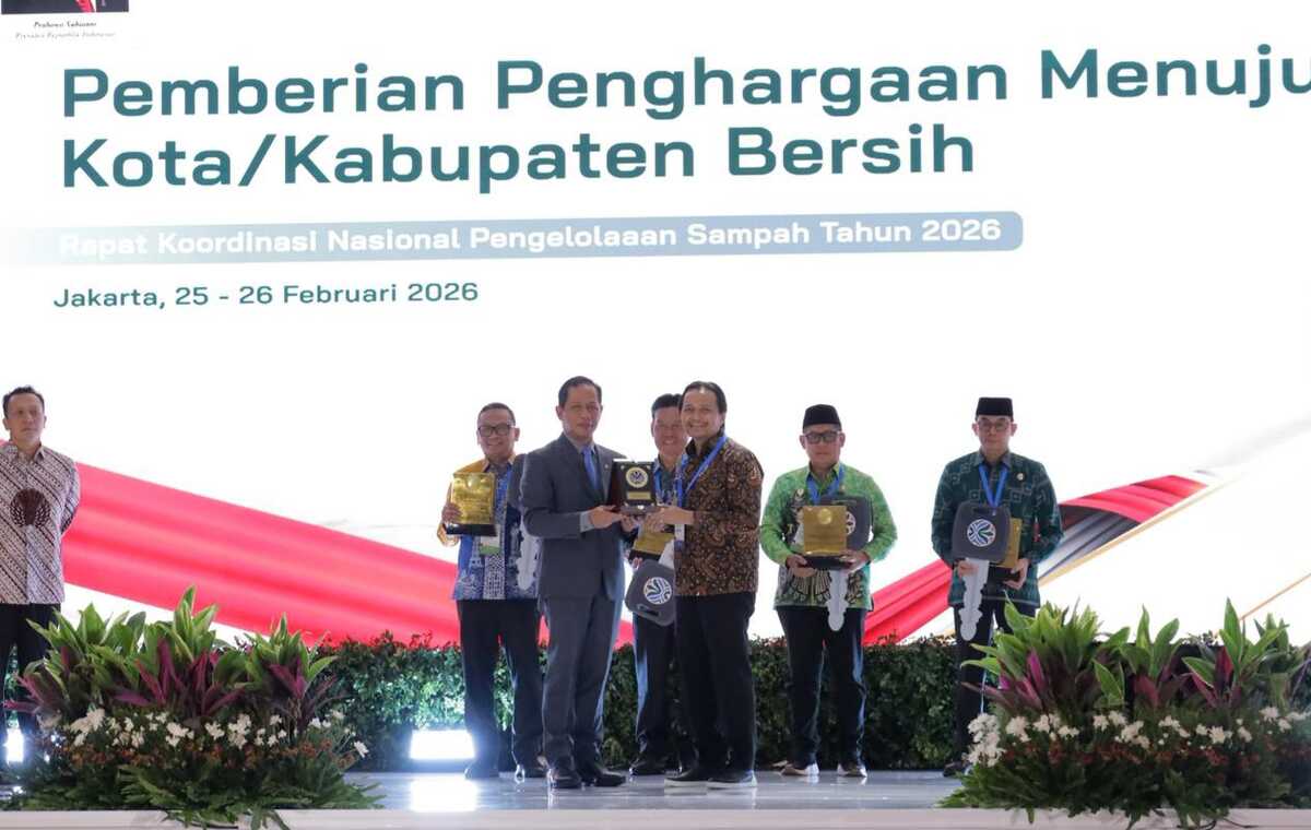 Five Regional Leaders in South Kalimantan Receive 2026 Waste Management Awards