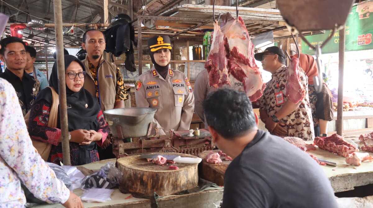 Purbalingga Police, Bulog, and Local Government Monitor Prices in Markets