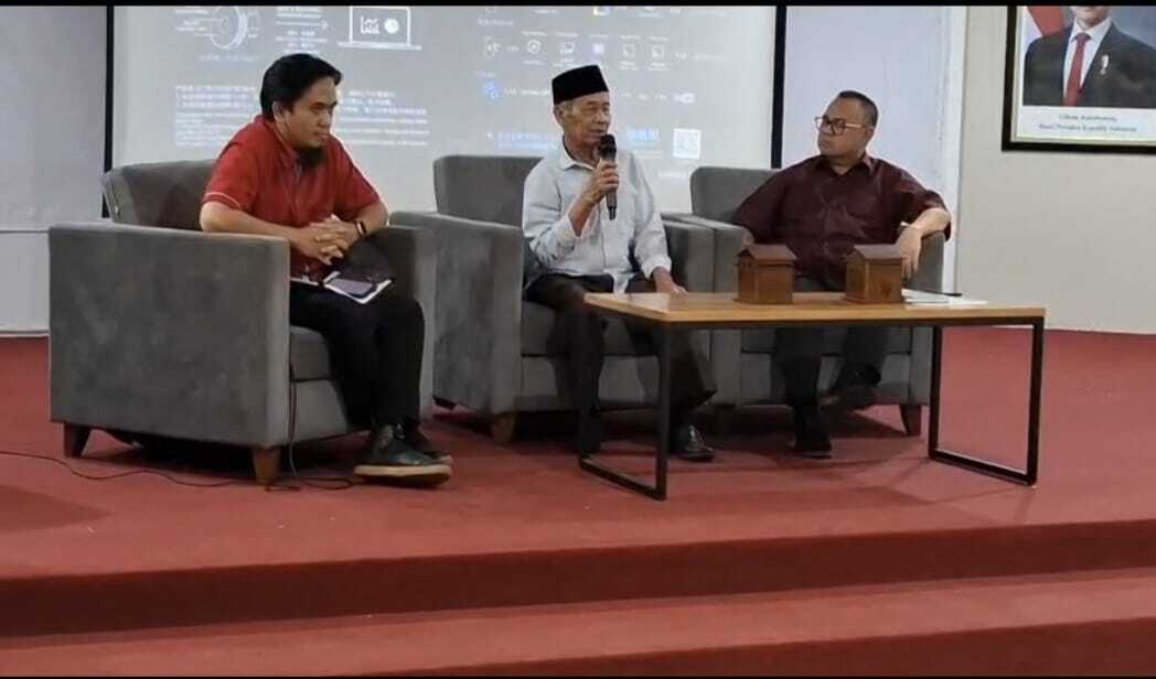 Novelist Ahmad Tohari Urges Emulation of the Prophet's Leadership at UHN Tegal