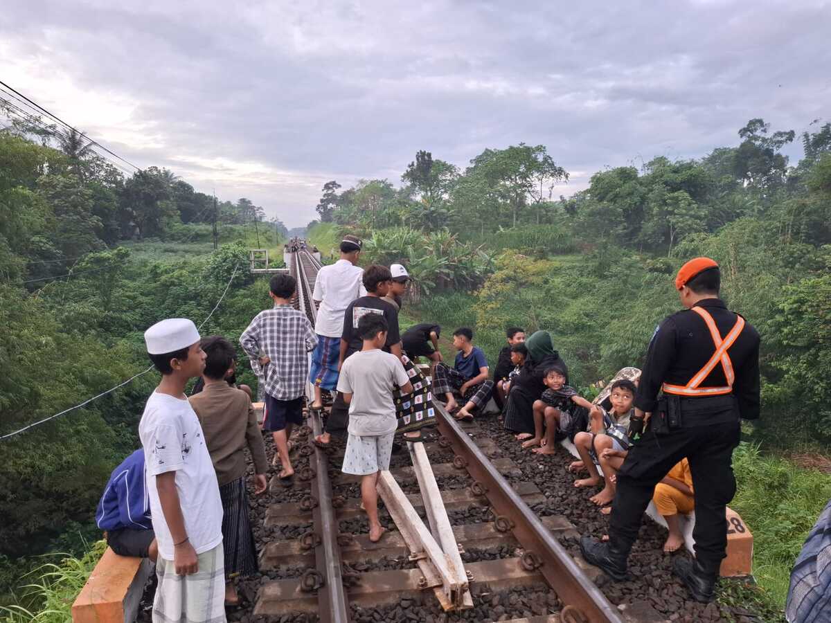 PT KAI Daop 8 Surabaya Tightens Monitoring of Railway Tracks, Bans Residents from Loitering Near Tracks