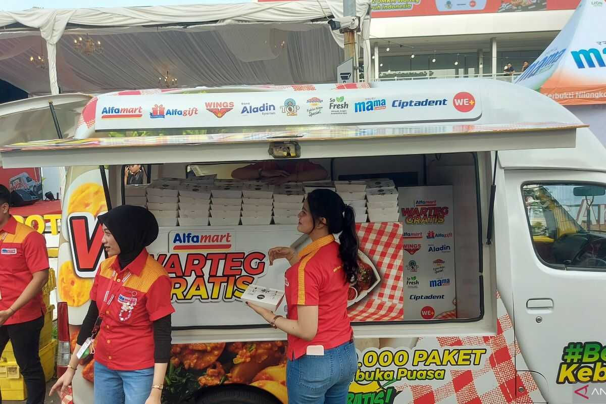 Alfamart launches 'Free Warteg' programme, distributing 60,000 meals for breaking the fast