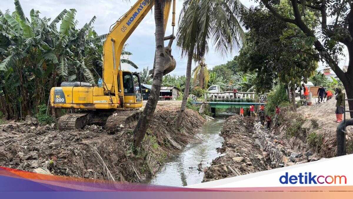 To Prevent Landslides, the Bekasi City Government is Building a Dyke on Alinda Road