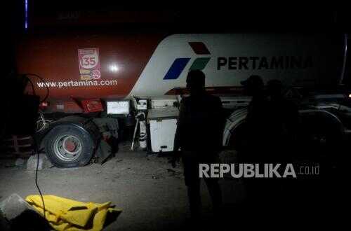 Fuel Tanker Truck Overturns on Cipali Toll Road Due to Driver Fatigue