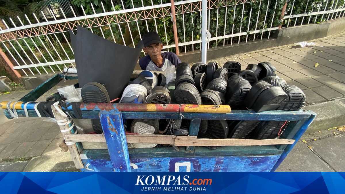 From Garut to Jakarta: For 30 Years, Ujang Has Made a Living Repairing Shoes