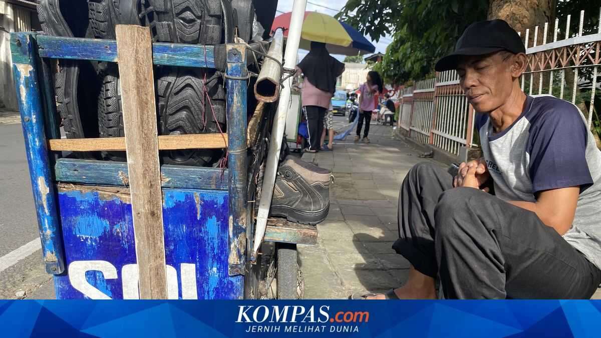 On the Sidewalk of Jagakarsa, Tuhaya's Shoe Repair Cart Persists Amidst Modernisation