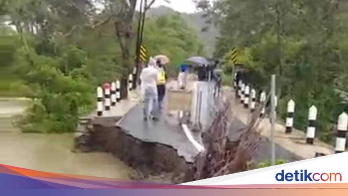 Newly Repaired Road Connecting Villages in Gerung, West Lombok, Collapses