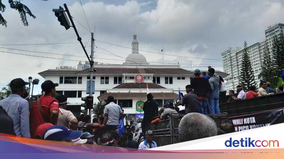 Pork Traders and Consumers Protest at Medan Mayor's Office