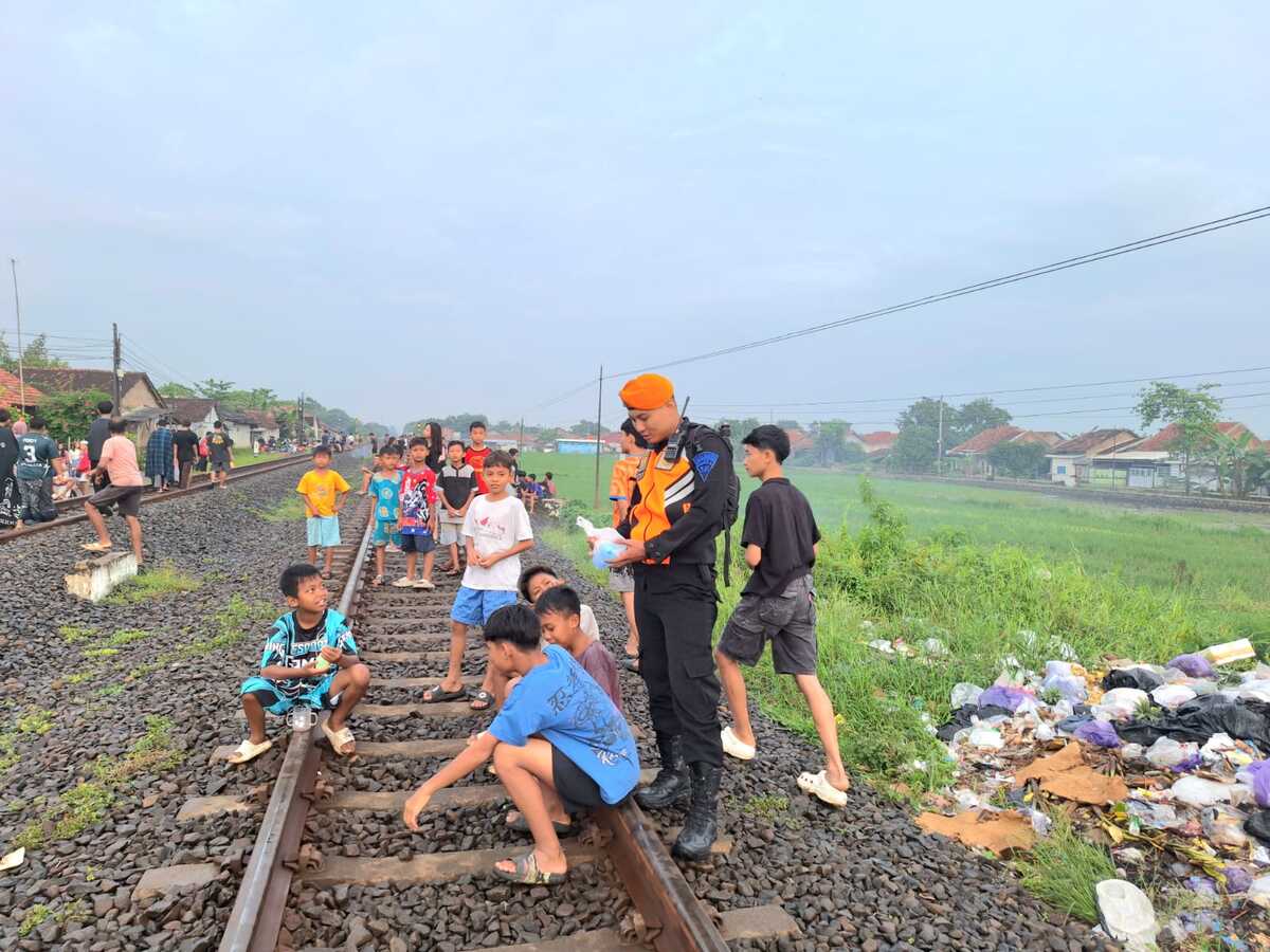 KAI Daop 4 Semarang Bans Public from Engaging in Activities on Railway Tracks