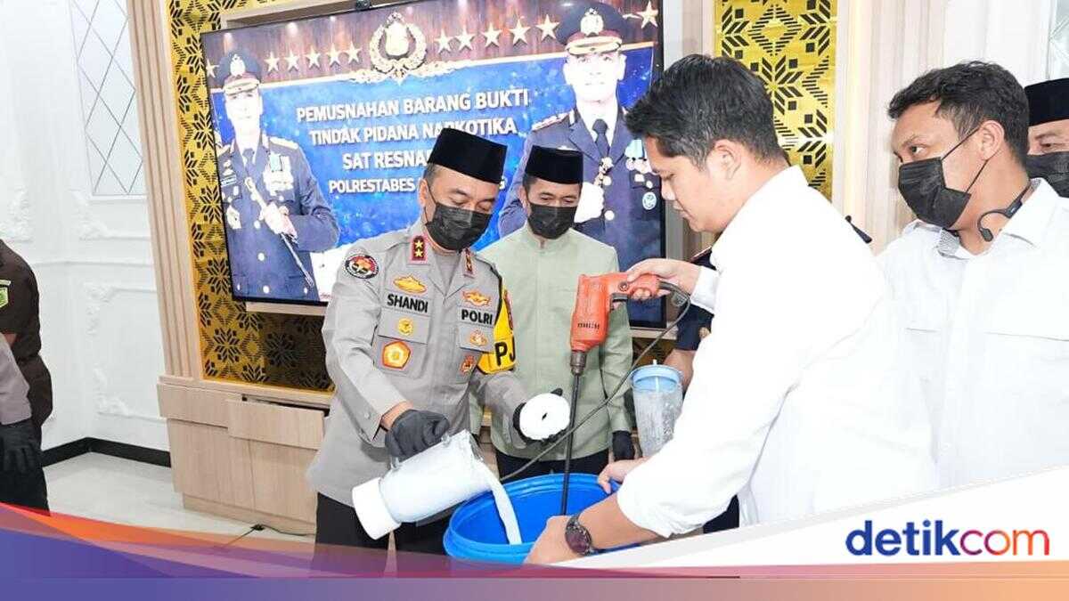 South Sumatra Police Chief Leads Destruction of 8.2 Kg of Crystal Meth to Prevent Illegal Drug Trafficking