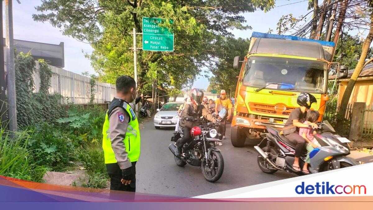 Truck Stuck in Ditch in Cibubur, Causes Traffic Congestion Reaching Jagorawi Toll Road