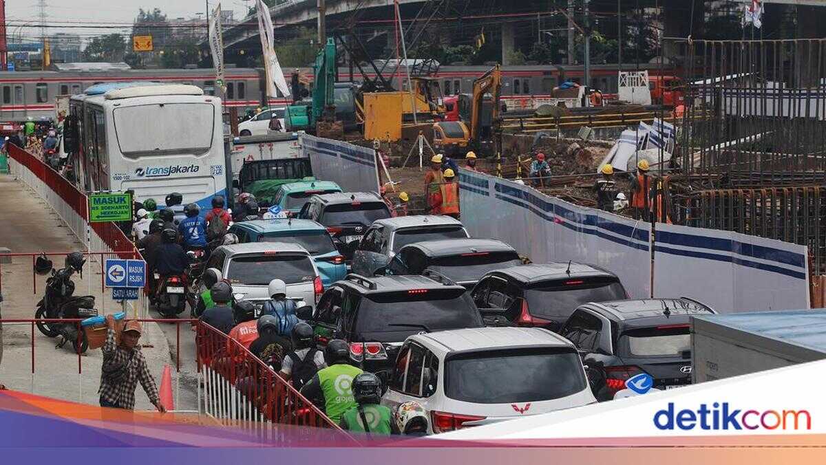Latumenten Flyover Project Causes Severe Traffic Congestion, Pramono Asks for Road Access to be Opened