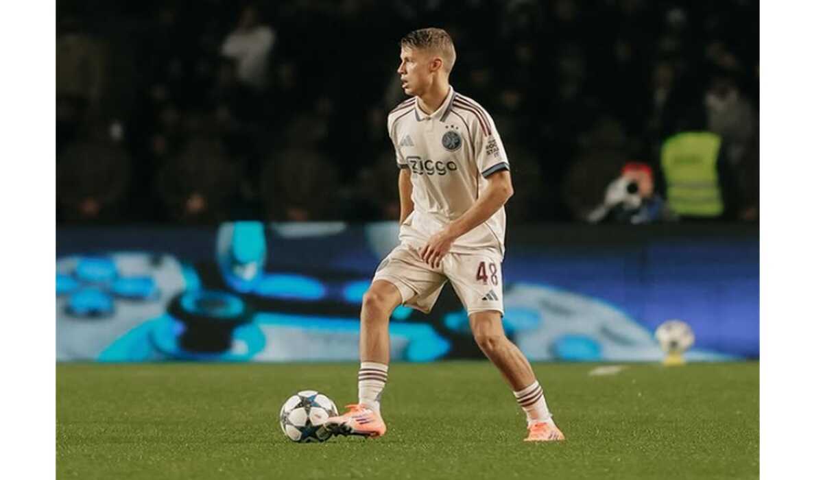 2026 Transfer Window: Arsenal, Liverpool, and Manchester United Compete for Sean Steur from Ajax