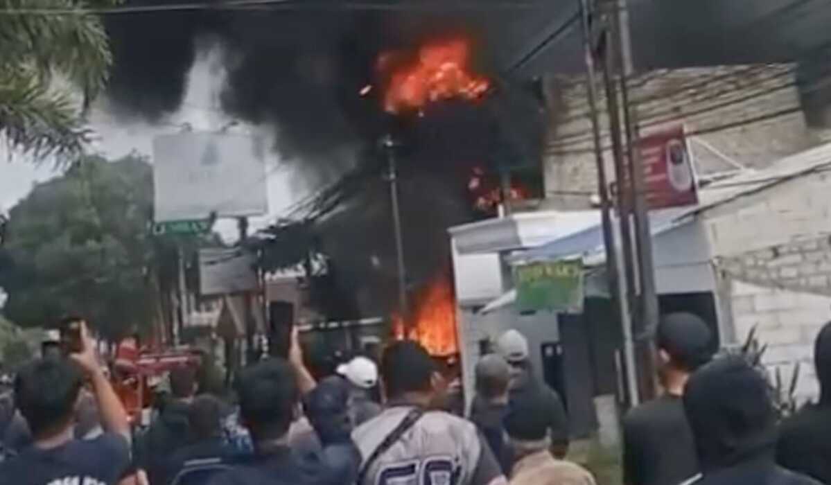 Tyre Repair and Retail Petrol Kiosk Catches Fire in Lembang During Afternoon Gathering