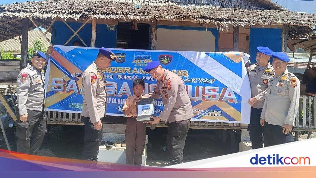 Bengkalis Police Support Education in Coastal Areas Through 'Jalur' Programme