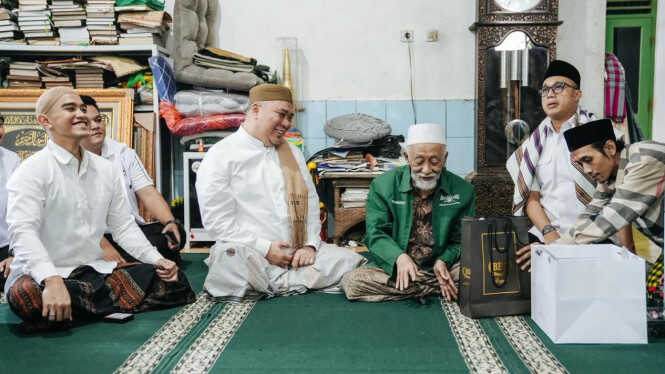 Kaesang Delivers Greetings from Jokowi to Abuya Muhtadi During Ramadan Visit to Banten