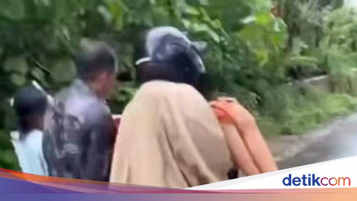 Asthmatic Patient Carried Across Collapsed Road in Sekotong Dies