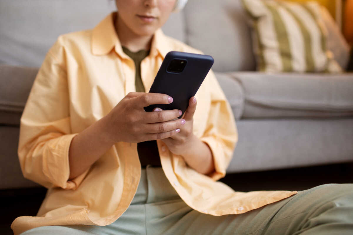 15 Potential Negative Impacts of Mobile Phones to be Aware Of