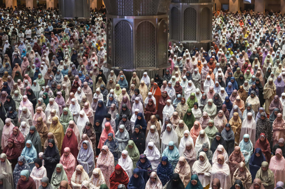 The Bilal's Recitation for 11 Rakaat Tarawih Prayers: Complete Arabic, Transliteration, and Congregational Responses