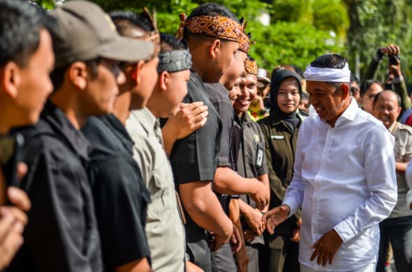 Not a Blanket Ban: Dedi Mulyadi Allows Students in Remote Areas of West Java to Bring Motorbikes to School