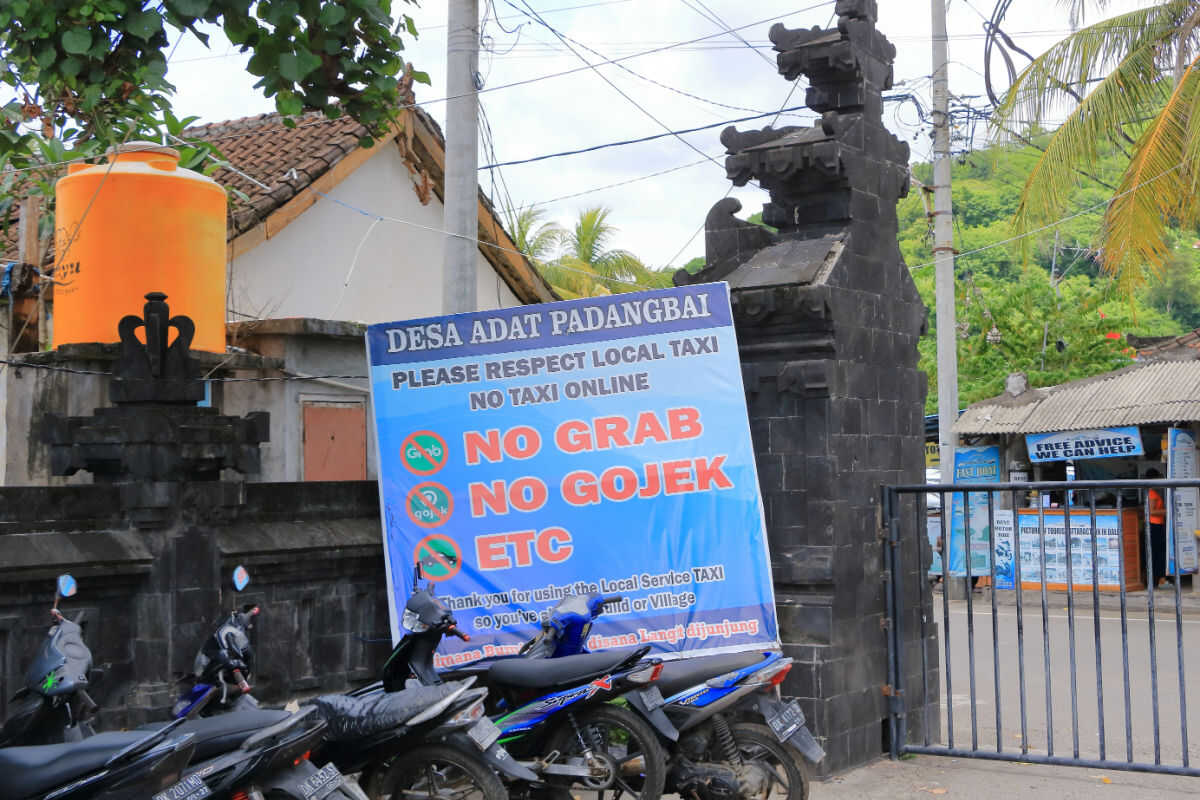 Bali Governor Implements New Taxi Regulations to Protect Local Drivers and Regulate Online Services