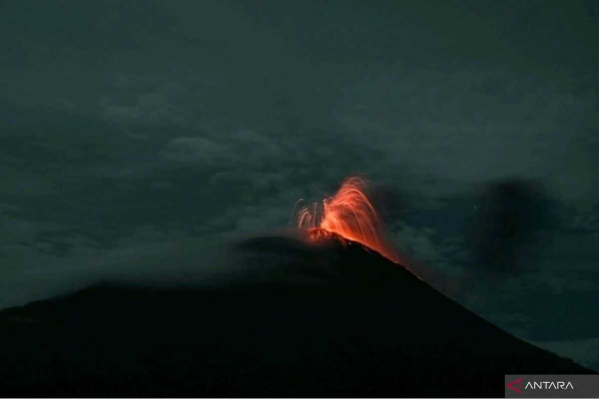 Mount Ili Lewotolok Erupts, Spewing Lava 300 Metres from Peak